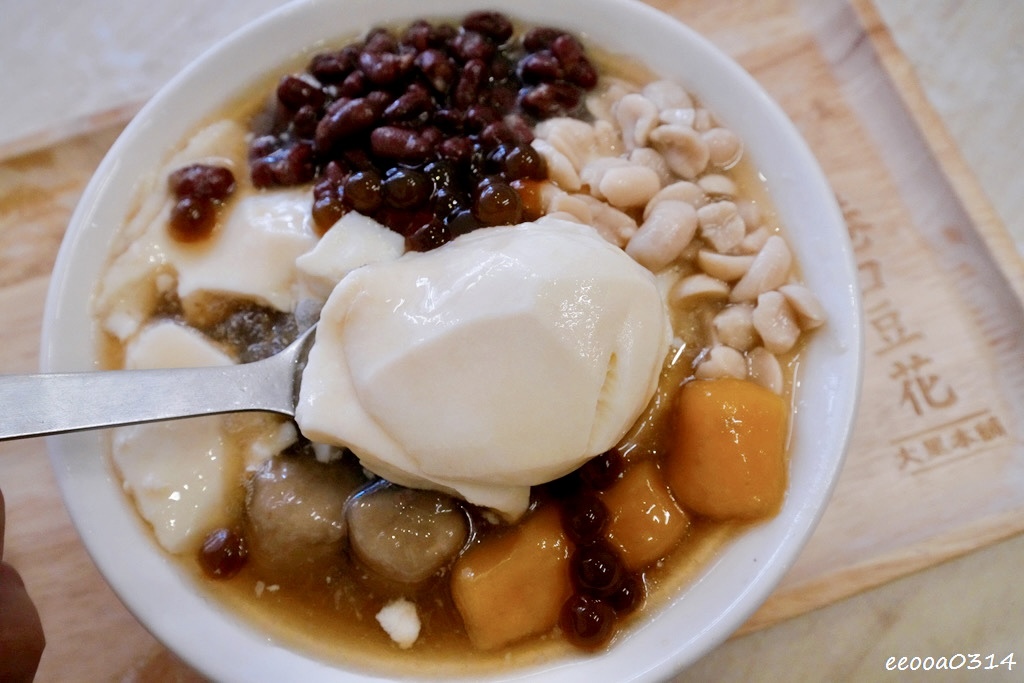 台中大里美食｜港口豆花 大里本舖，在地人也愛的綿密豆花與限定