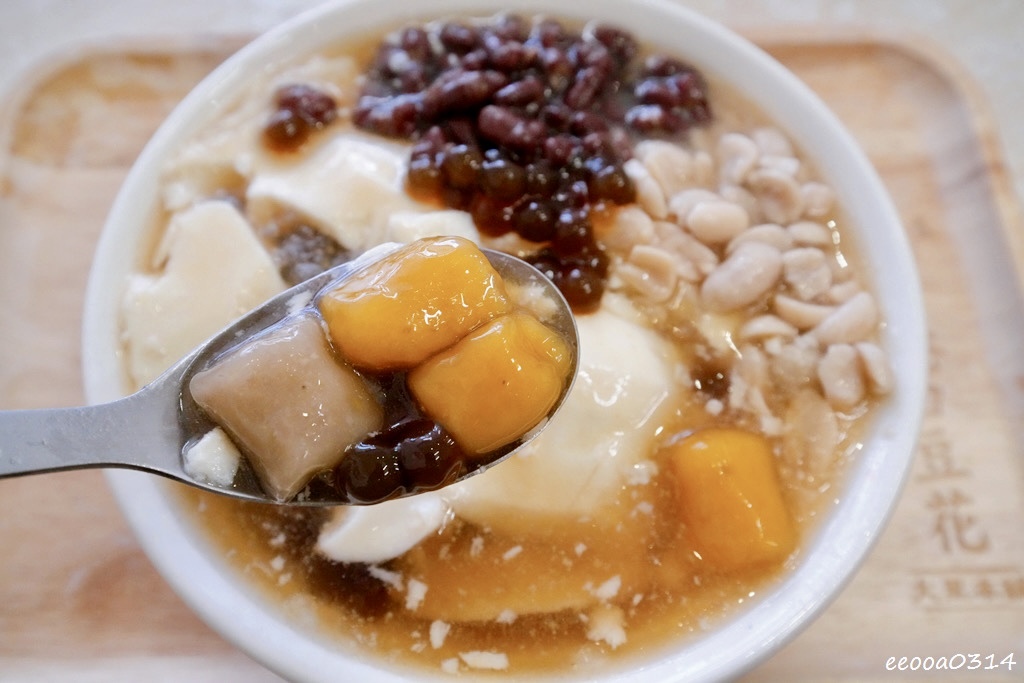 台中大里美食｜港口豆花 大里本舖，在地人也愛的綿密豆花與限定