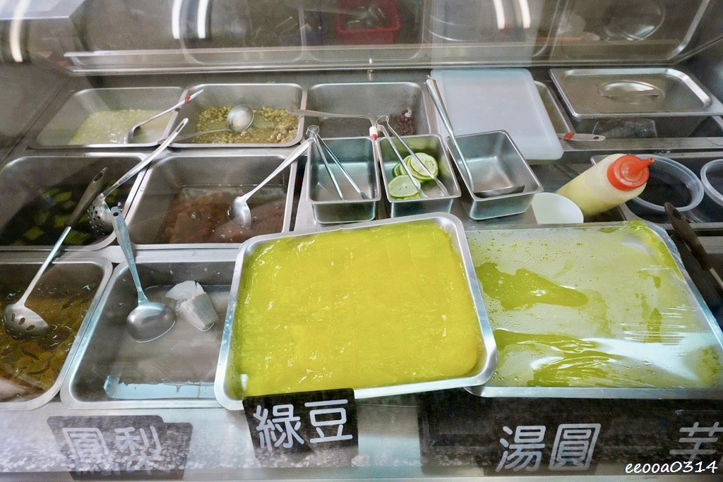 台中大里美食｜港口豆花 大里本舖，在地人也愛的綿密豆花與限定