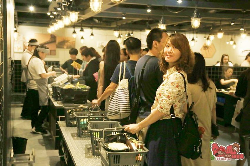 來超市吃火鍋囉!百貨公司內的火鍋宵夜場,想吃啥自己拿:祥富水產 - 熱血玩台南。跳躍新世界