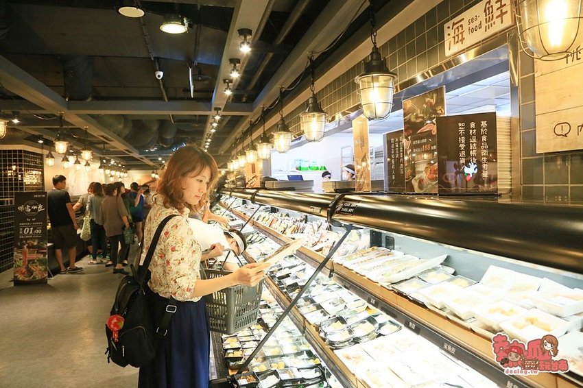來超市吃火鍋囉!百貨公司內的火鍋宵夜場,想吃啥自己拿:祥富水產 - 熱血玩台南。跳躍新世界