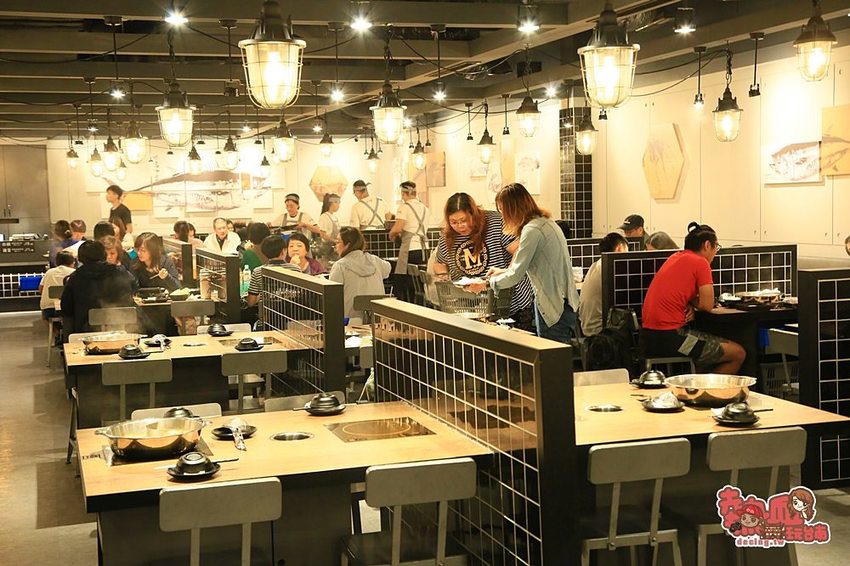 來超市吃火鍋囉!百貨公司內的火鍋宵夜場,想吃啥自己拿:祥富水產 - 熱血玩台南。跳躍新世界