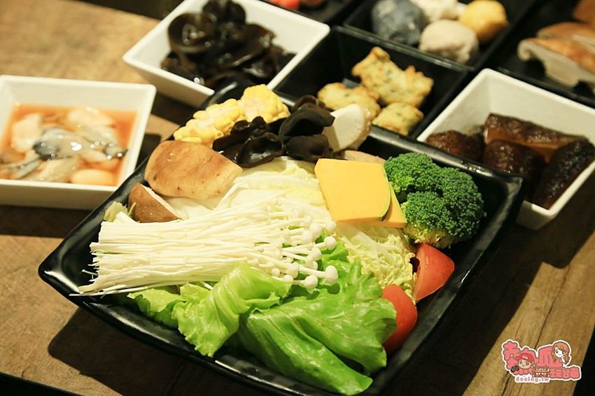 來超市吃火鍋囉!百貨公司內的火鍋宵夜場,想吃啥自己拿:祥富水產 - 熱血玩台南。跳躍新世界