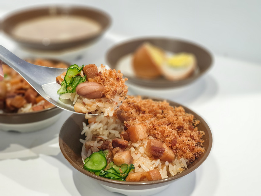 高雄美食||小扁擔米糕-文青風的古早味米糕，完食後碗底還有小驚喜||左營區、巨蛋站美食