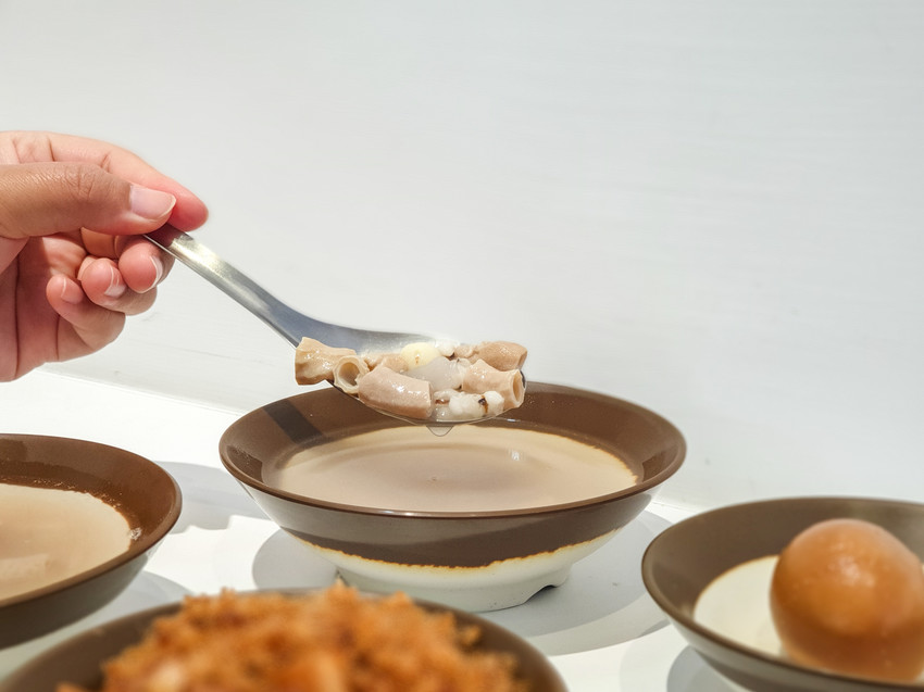 高雄美食||小扁擔米糕-文青風的古早味米糕，完食後碗底還有小驚喜||左營區、巨蛋站美食