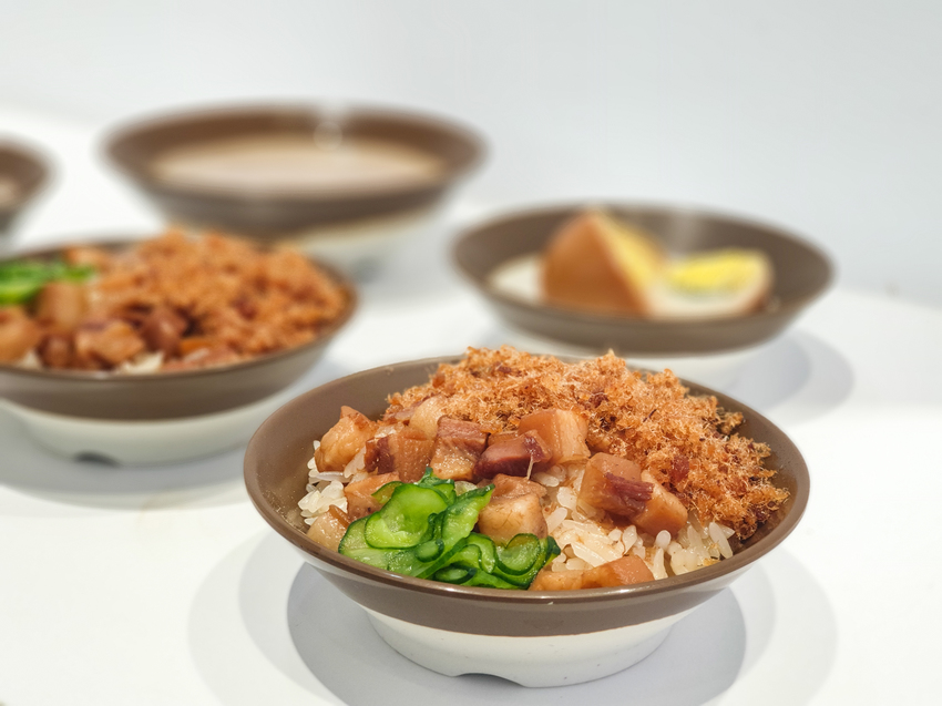 高雄美食||小扁擔米糕-文青風的古早味米糕，完食後碗底還有小驚喜||左營區、巨蛋站美食