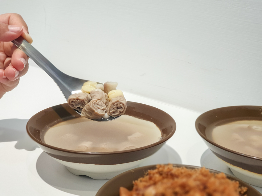 高雄美食||小扁擔米糕-文青風的古早味米糕，完食後碗底還有小驚喜||左營區、巨蛋站美食