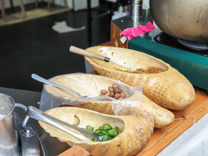 高雄美食||小扁擔米糕-文青風的古早味米糕，完食後碗底還有小驚喜||左營區、巨蛋站美食