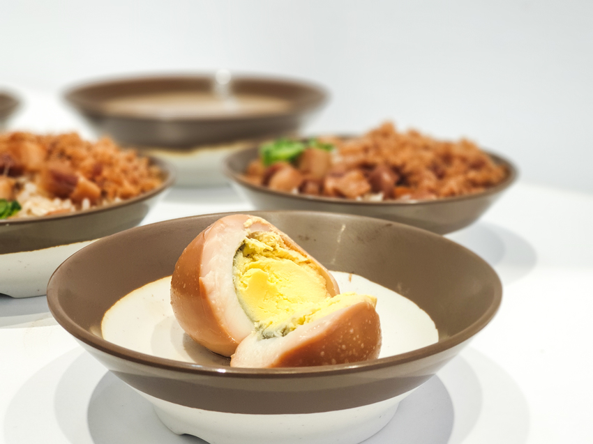 高雄美食||小扁擔米糕-文青風的古早味米糕，完食後碗底還有小驚喜||左營區、巨蛋站美食