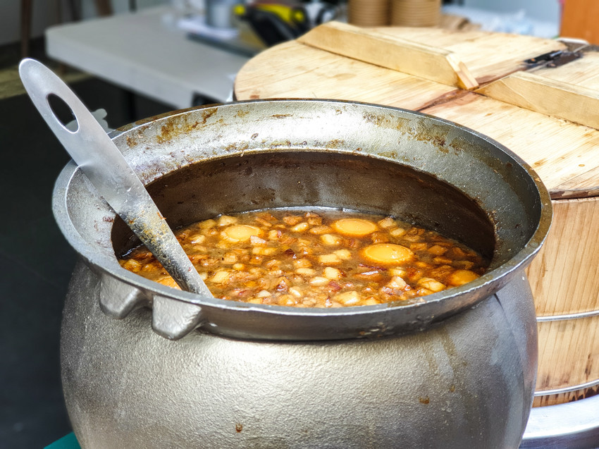 高雄美食||小扁擔米糕-文青風的古早味米糕，完食後碗底還有小驚喜||左營區、巨蛋站美食