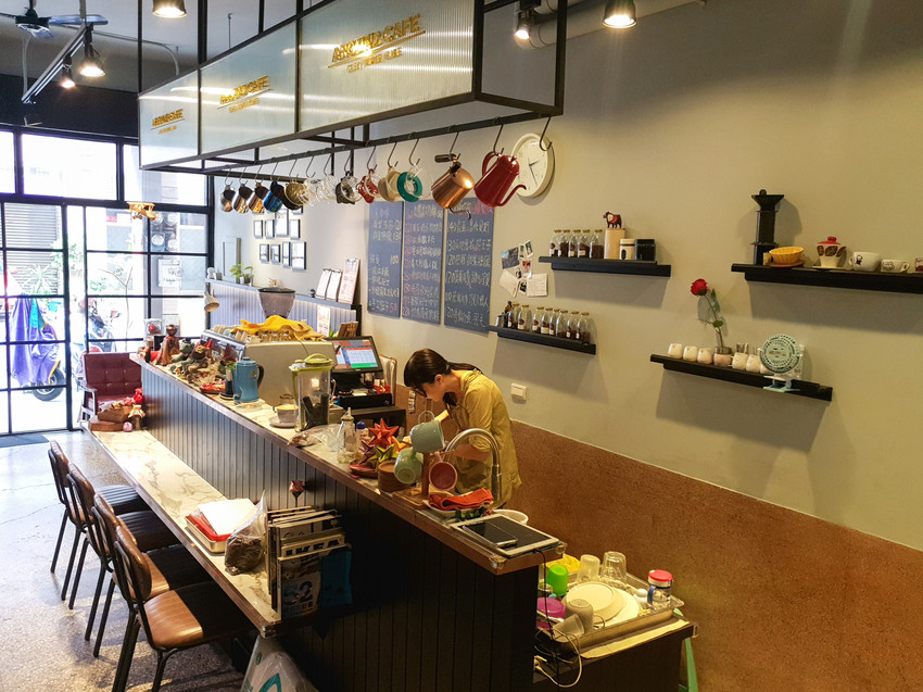高雄美食||流浪咖啡Around Cafe-像家一般的舒適，藏在巷子裡的平價咖啡館||苓雅區、不限時咖啡廳