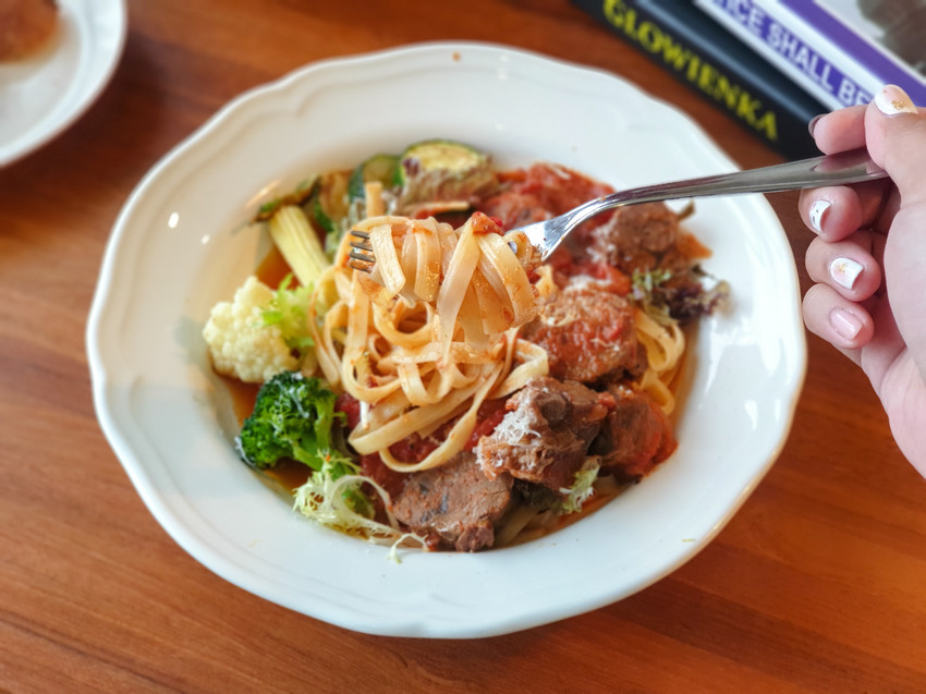 高雄美食||流浪咖啡Around Cafe-像家一般的舒適，藏在巷子裡的平價咖啡館||苓雅區、不限時咖啡廳