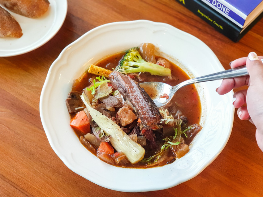 高雄美食||流浪咖啡Around Cafe-像家一般的舒適，藏在巷子裡的平價咖啡館||苓雅區、不限時咖啡廳