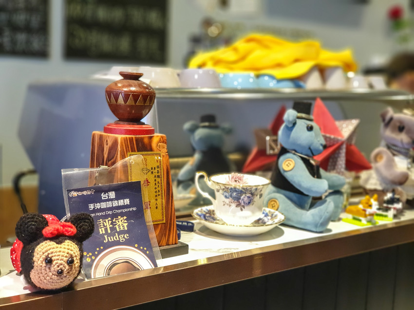 高雄美食||流浪咖啡Around Cafe-像家一般的舒適，藏在巷子裡的平價咖啡館||苓雅區、不限時咖啡廳