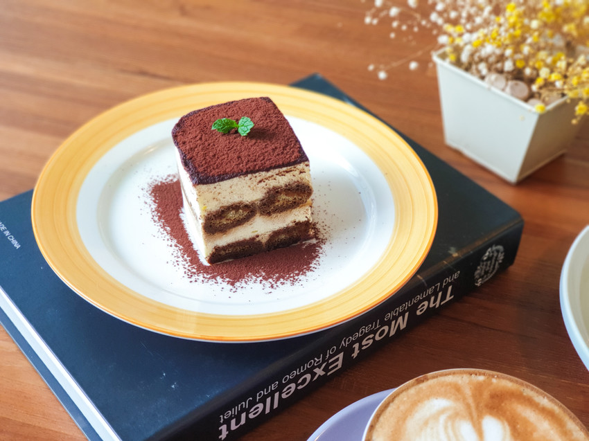 高雄美食||流浪咖啡Around Cafe-像家一般的舒適，藏在巷子裡的平價咖啡館||苓雅區、不限時咖啡廳