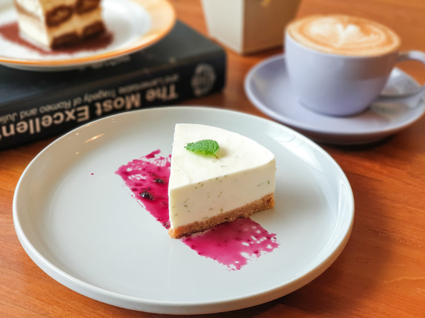 高雄美食||流浪咖啡Around Cafe-像家一般的舒適，藏在巷子裡的平價咖啡館||苓雅區、不限時咖啡廳