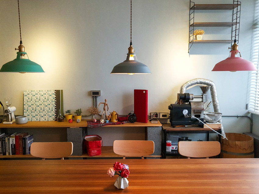 高雄美食||流浪咖啡Around Cafe-像家一般的舒適，藏在巷子裡的平價咖啡館||苓雅區、不限時咖啡廳