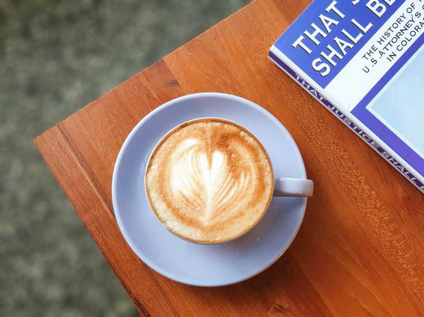 高雄美食||流浪咖啡Around Cafe-像家一般的舒適，藏在巷子裡的平價咖啡館||苓雅區、不限時咖啡廳