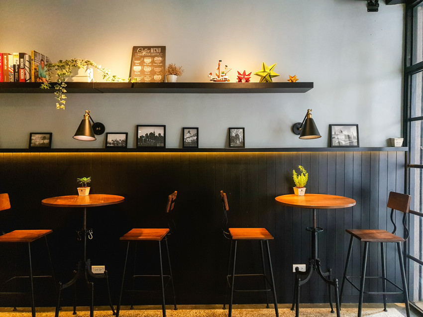 高雄美食||流浪咖啡Around Cafe-像家一般的舒適，藏在巷子裡的平價咖啡館||苓雅區、不限時咖啡廳