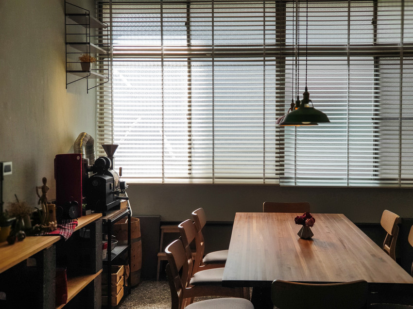 高雄美食||流浪咖啡Around Cafe-像家一般的舒適，藏在巷子裡的平價咖啡館||苓雅區、不限時咖啡廳