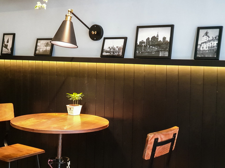 高雄美食||流浪咖啡Around Cafe-像家一般的舒適，藏在巷子裡的平價咖啡館||苓雅區、不限時咖啡廳