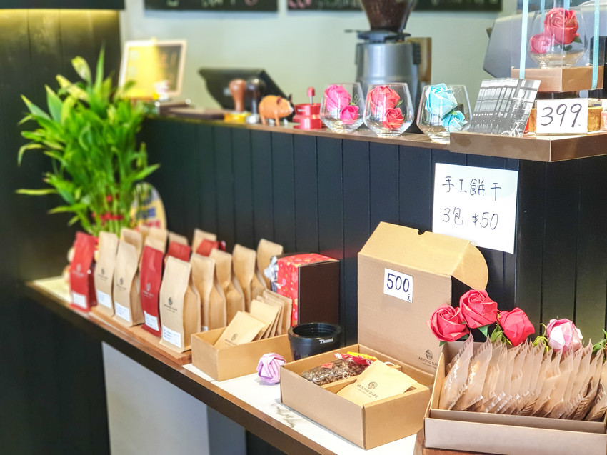 高雄美食||流浪咖啡Around Cafe-像家一般的舒適，藏在巷子裡的平價咖啡館||苓雅區、不限時咖啡廳