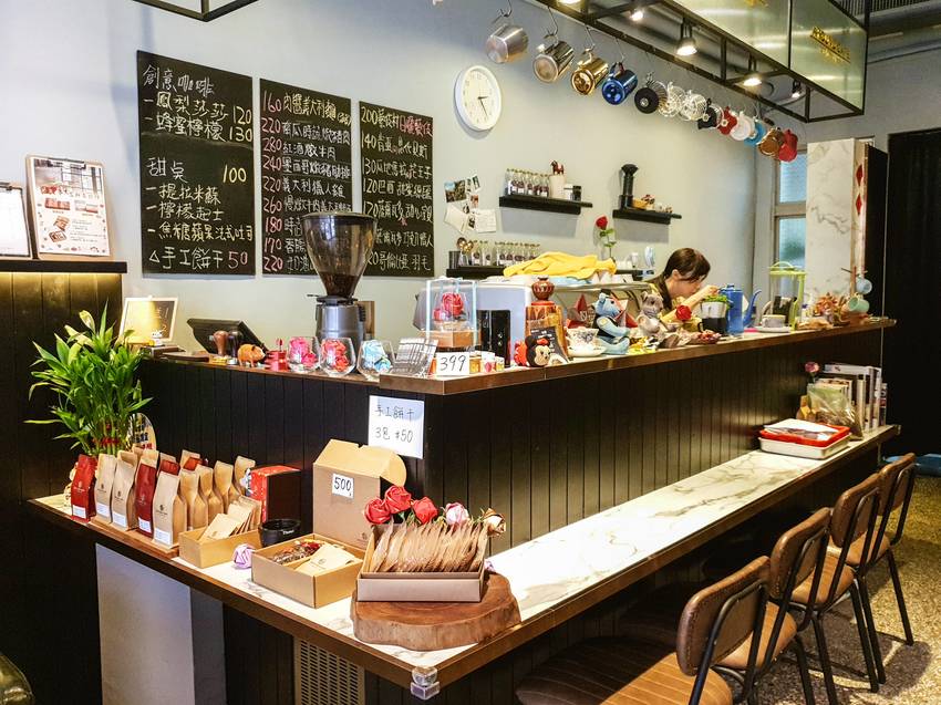 高雄美食||流浪咖啡Around Cafe-像家一般的舒適，藏在巷子裡的平價咖啡館||苓雅區、不限時咖啡廳
