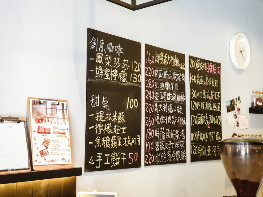 高雄美食||流浪咖啡Around Cafe-像家一般的舒適，藏在巷子裡的平價咖啡館||苓雅區、不限時咖啡廳