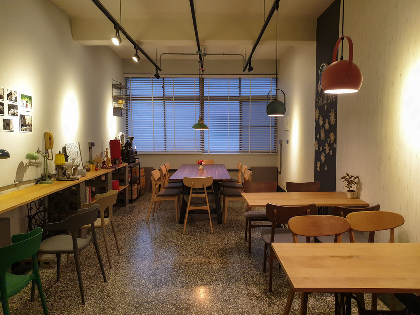 高雄美食||流浪咖啡Around Cafe-像家一般的舒適，藏在巷子裡的平價咖啡館||苓雅區、不限時咖啡廳