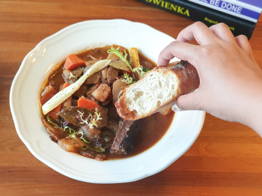 高雄美食||流浪咖啡Around Cafe-像家一般的舒適，藏在巷子裡的平價咖啡館||苓雅區、不限時咖啡廳