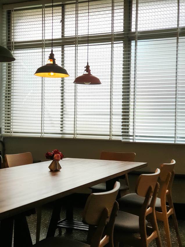 高雄美食||流浪咖啡Around Cafe-像家一般的舒適，藏在巷子裡的平價咖啡館||苓雅區、不限時咖啡廳