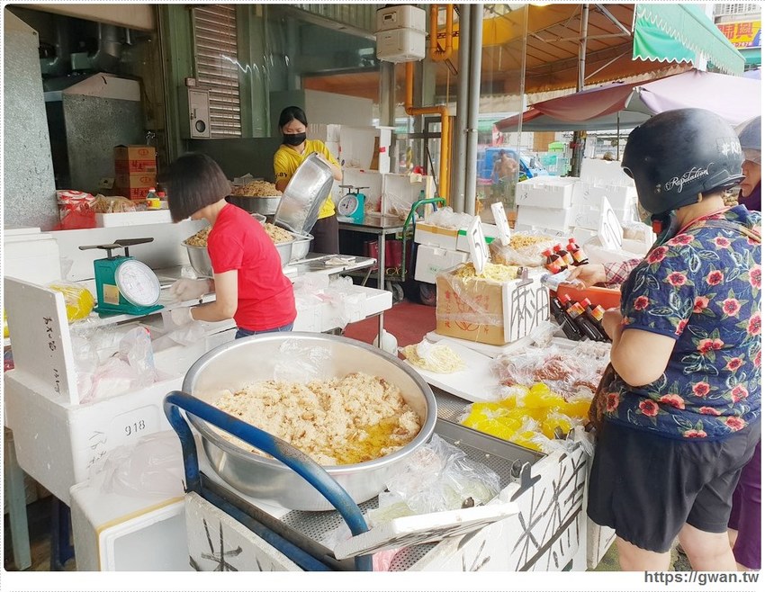 扯翻天!!清晨6點排隊買不到,媒體說的15元肉粽底加啦~