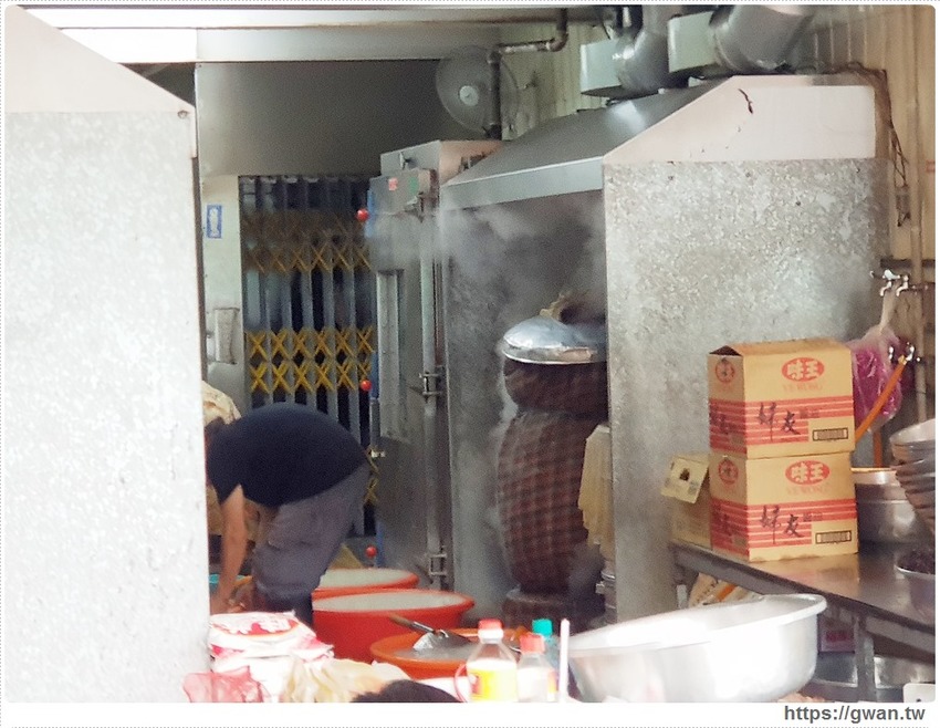 扯翻天!!清晨6點排隊買不到,媒體說的15元肉粽底加啦~