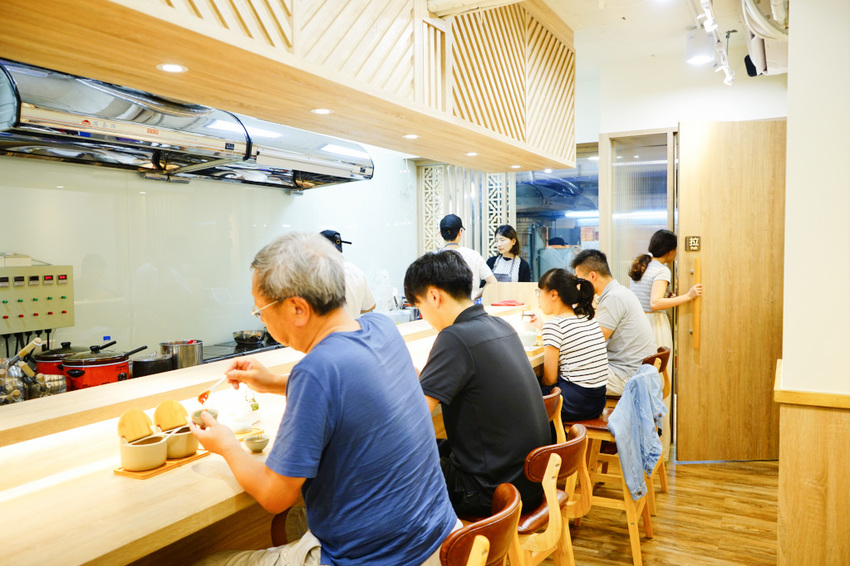 台北｜龍涎居好湯 來一碗雞湯暖心暖胃！龍涎居2.0版二代店 永康商圈美食推薦！