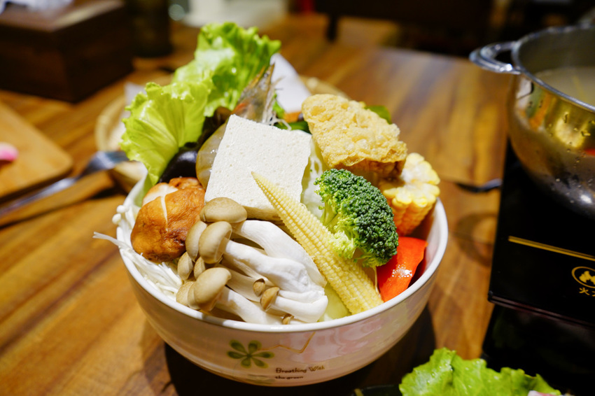 台北｜大直美食 老椰兄新泰式料理(ATT 4 Recharge) 泰式打拋豬冰花煎餃、南洋火鍋、泰國椰子冰推薦！