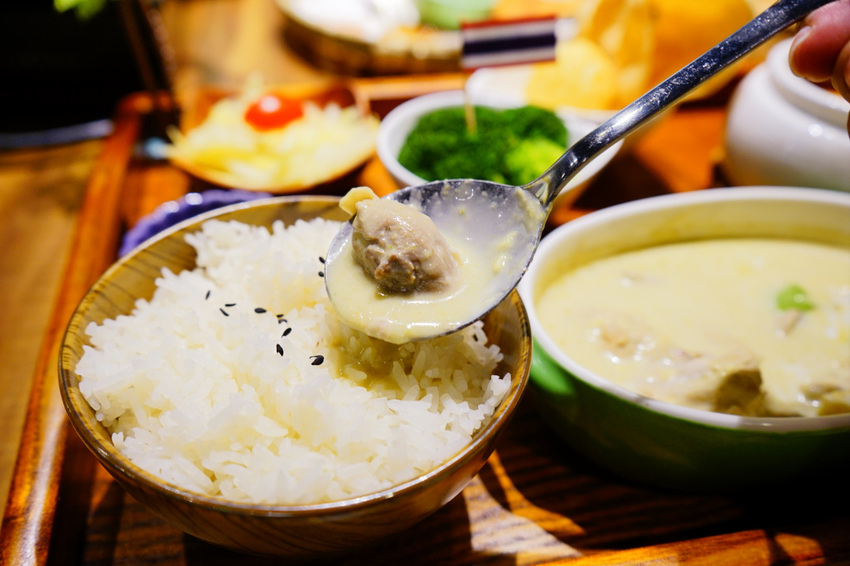 台北｜大直美食 老椰兄新泰式料理(ATT 4 Recharge) 泰式打拋豬冰花煎餃、南洋火鍋、泰國椰子冰推薦！