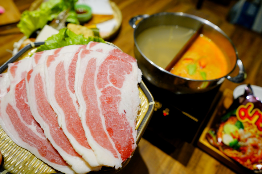 台北｜大直美食 老椰兄新泰式料理(ATT 4 Recharge) 泰式打拋豬冰花煎餃、南洋火鍋、泰國椰子冰推薦！