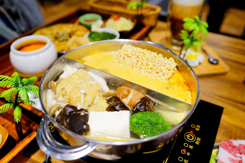 台北｜大直美食 老椰兄新泰式料理(ATT 4 Recharge) 泰式打拋豬冰花煎餃、南洋火鍋、泰國椰子冰推薦！