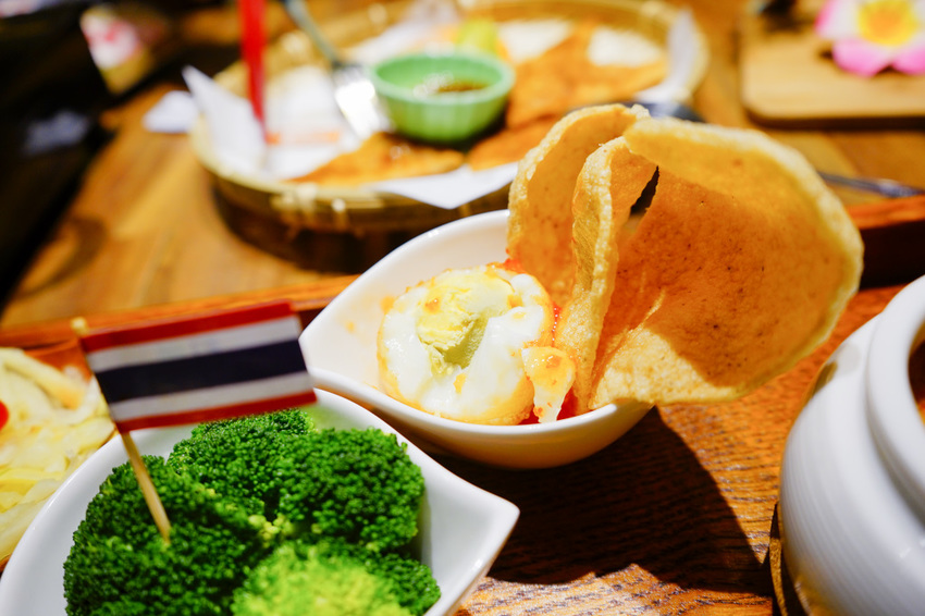 台北｜大直美食 老椰兄新泰式料理(ATT 4 Recharge) 泰式打拋豬冰花煎餃、南洋火鍋、泰國椰子冰推薦！