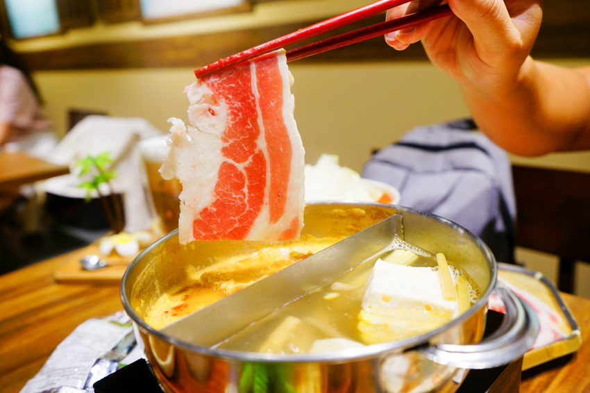 台北｜大直美食 老椰兄新泰式料理(ATT 4 Recharge) 泰式打拋豬冰花煎餃、南洋火鍋、泰國椰子冰推薦！