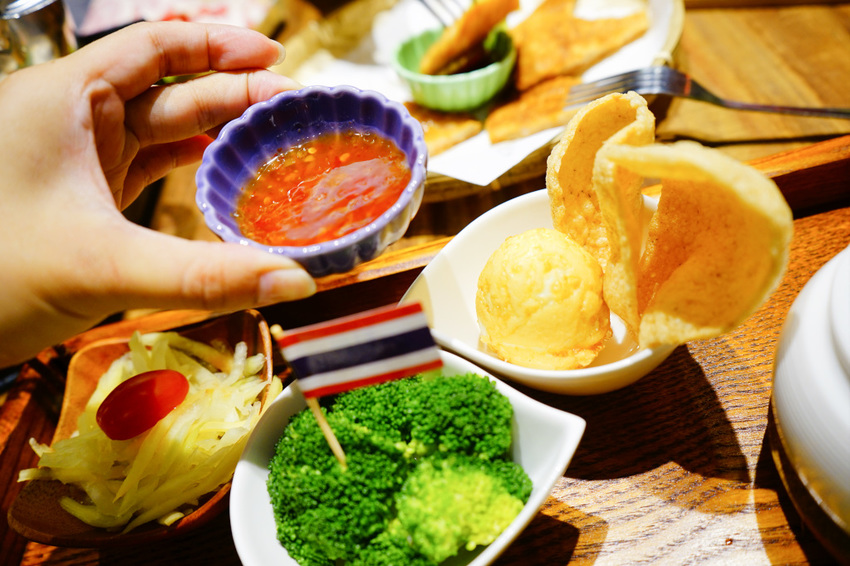 台北｜大直美食 老椰兄新泰式料理(ATT 4 Recharge) 泰式打拋豬冰花煎餃、南洋火鍋、泰國椰子冰推薦！