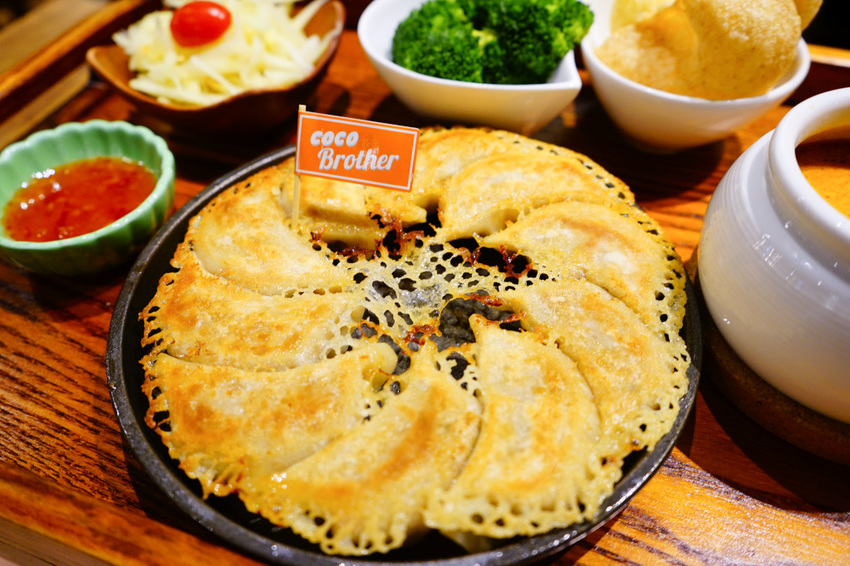 台北｜大直美食 老椰兄新泰式料理(ATT 4 Recharge) 泰式打拋豬冰花煎餃、南洋火鍋、泰國椰子冰推薦！