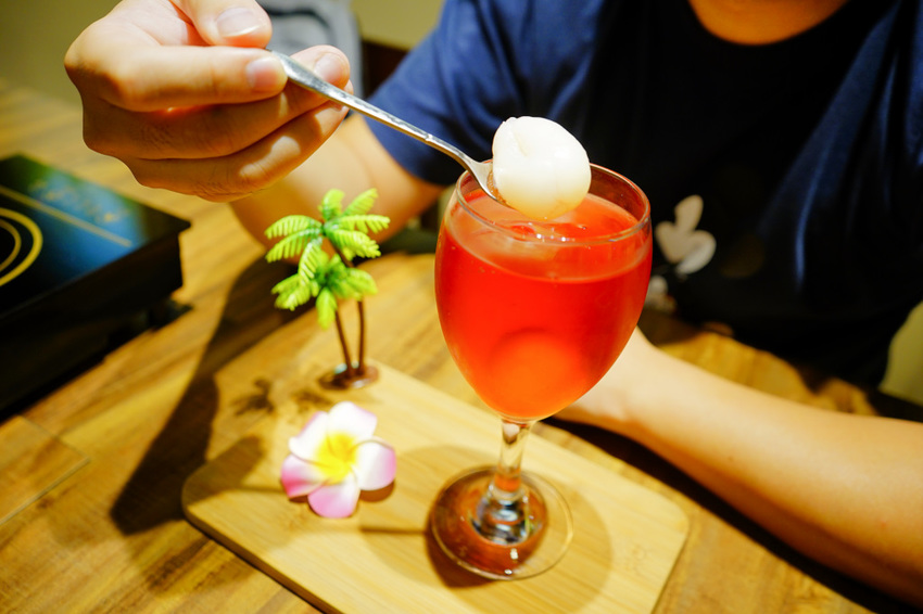 台北｜大直美食 老椰兄新泰式料理(ATT 4 Recharge) 泰式打拋豬冰花煎餃、南洋火鍋、泰國椰子冰推薦！