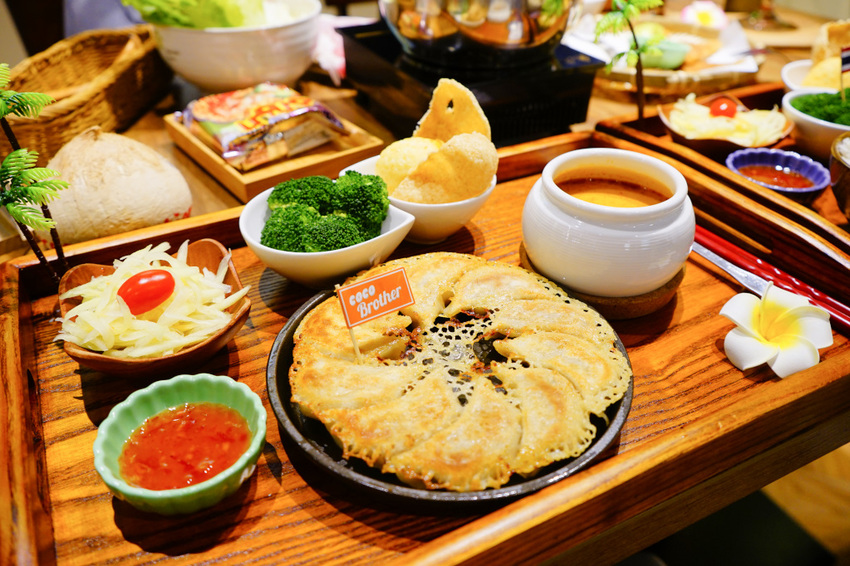 台北｜大直美食 老椰兄新泰式料理(ATT 4 Recharge) 泰式打拋豬冰花煎餃、南洋火鍋、泰國椰子冰推薦！