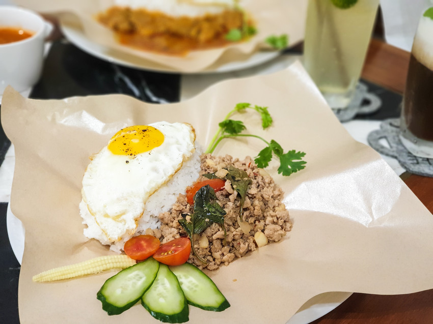 source: imgur.com 台南美食||1958老洋房-60年老洋房裡賣著南洋料理,超美的用餐環境很適合約會||北區、南洋料理