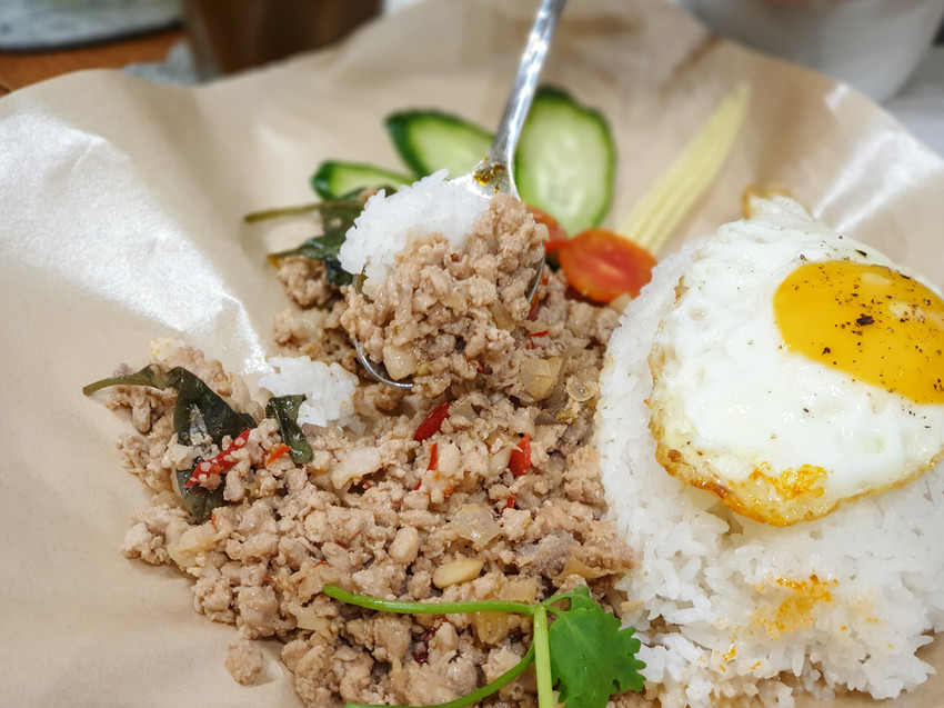 source: imgur.com 台南美食||1958老洋房-60年老洋房裡賣著南洋料理,超美的用餐環境很適合約會||北區、南洋料理