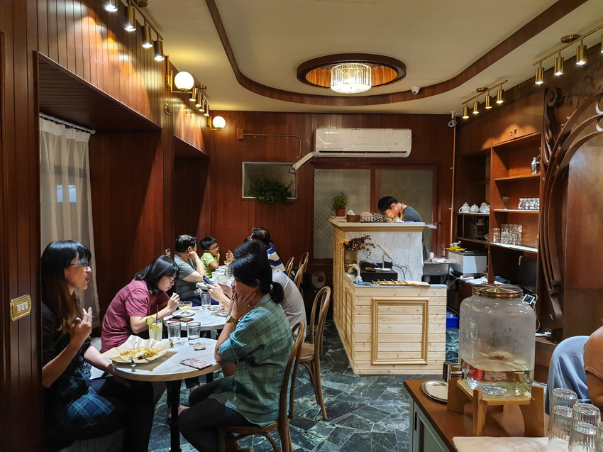 source: imgur.com 台南美食||1958老洋房-60年老洋房裡賣著南洋料理,超美的用餐環境很適合約會||北區、南洋料理