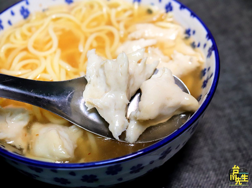 台南肉燥飯／無店名無招牌超低調／從路邊攤賣到變店面／傳承三代飄香近60年／台南極少數不甜的肉燥飯／在地人從小吃到大／老饕私藏多年口袋名單