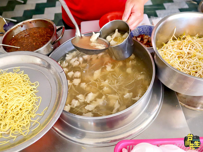 台南肉燥飯／無店名無招牌超低調／從路邊攤賣到變店面／傳承三代飄香近60年／台南極少數不甜的肉燥飯／在地人從小吃到大／老饕私藏多年口袋名單