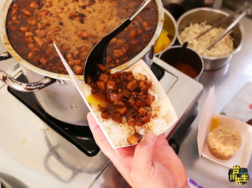 台南肉燥飯／無店名無招牌超低調／從路邊攤賣到變店面／傳承三代飄香近60年／台南極少數不甜的肉燥飯／在地人從小吃到大／老饕私藏多年口袋名單